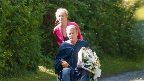 爱情片：49岁大叔是个亿万富翁，为了寻求真爱，他每天坐着轮椅出门