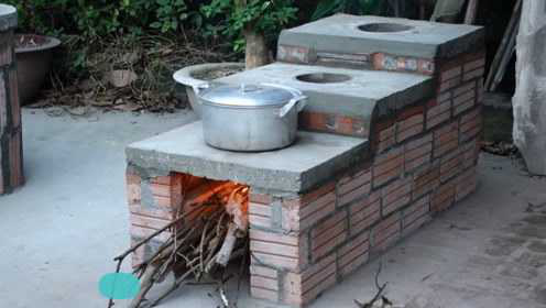 邻居用红砖制作一个炉子就像是楼梯一样看一下成品的效果如何