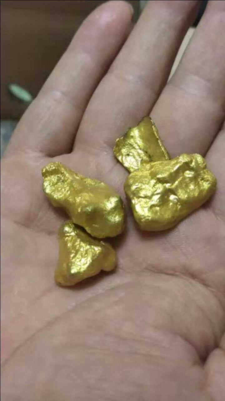 沙漠中捡石头捡到一块疑似黄金物体
