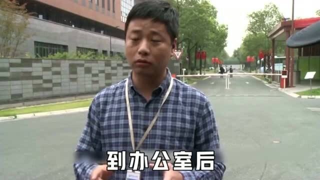 男子离职去签字,因为没穿工装,竟然被扣工资!