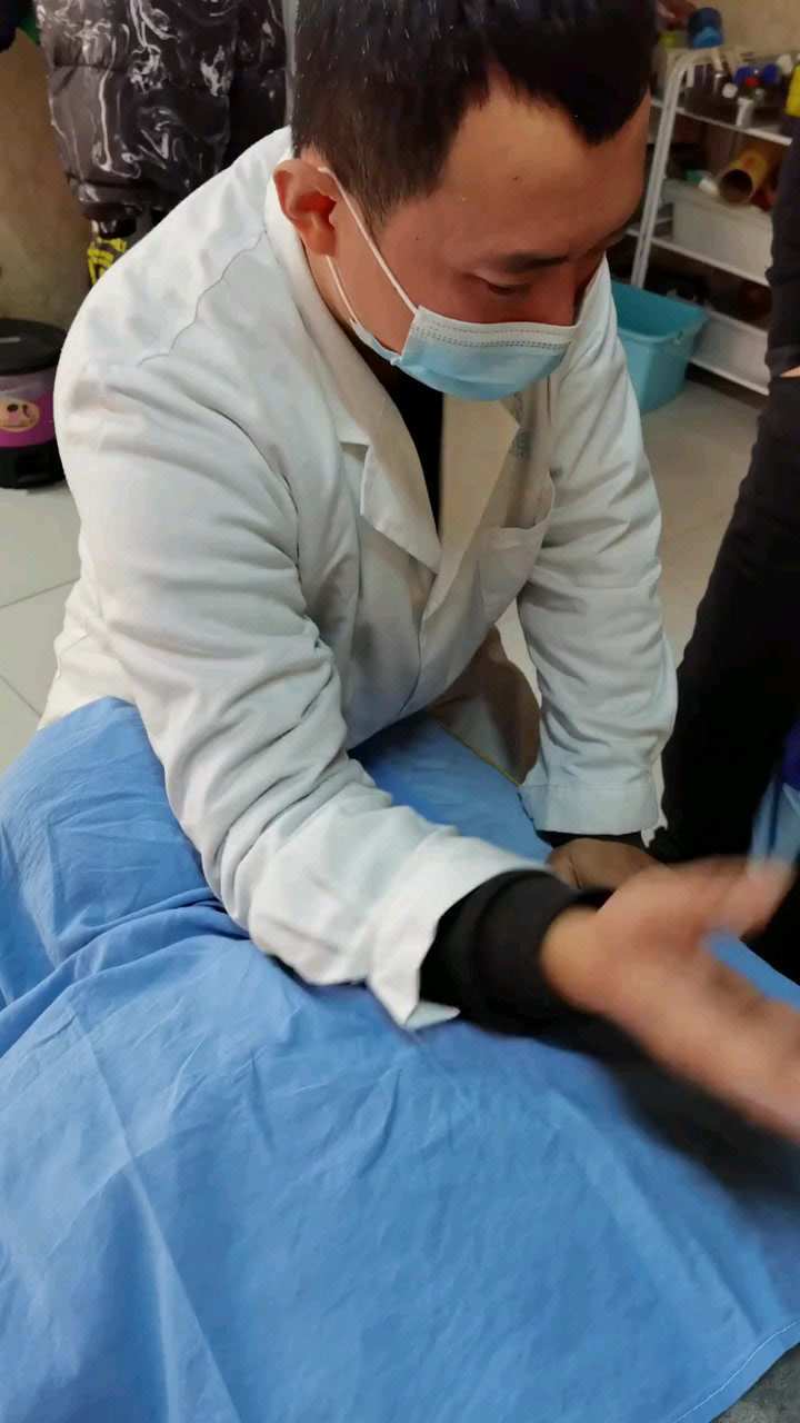 推拿手法示范肘滚法