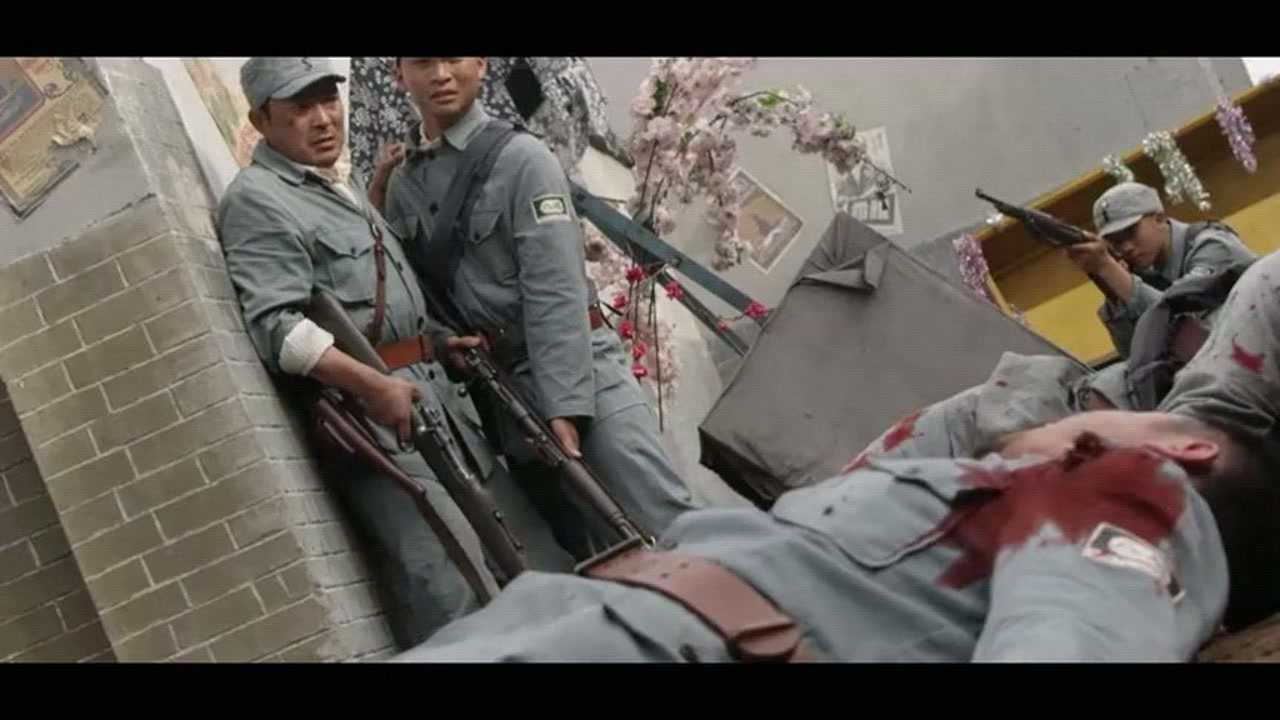 一剑横空鬼子用八倍镜瞄准战士却没想到反被战士一枪爆头