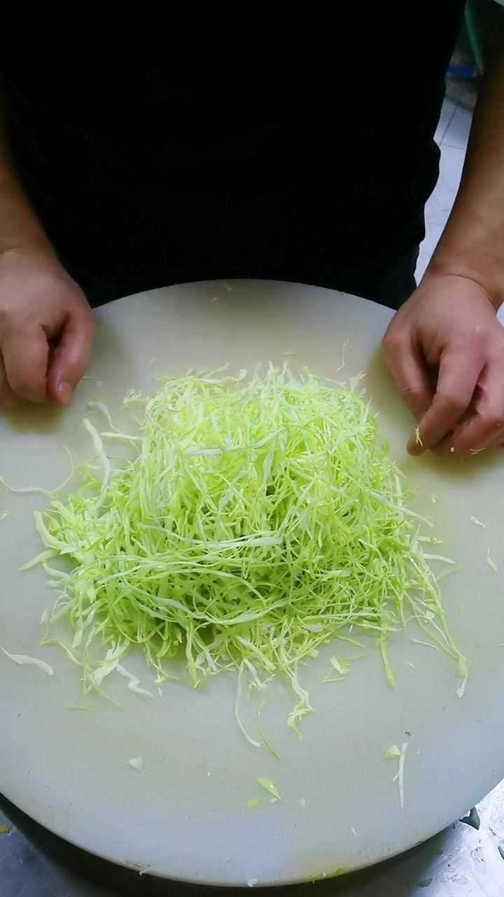 包菜切细丝