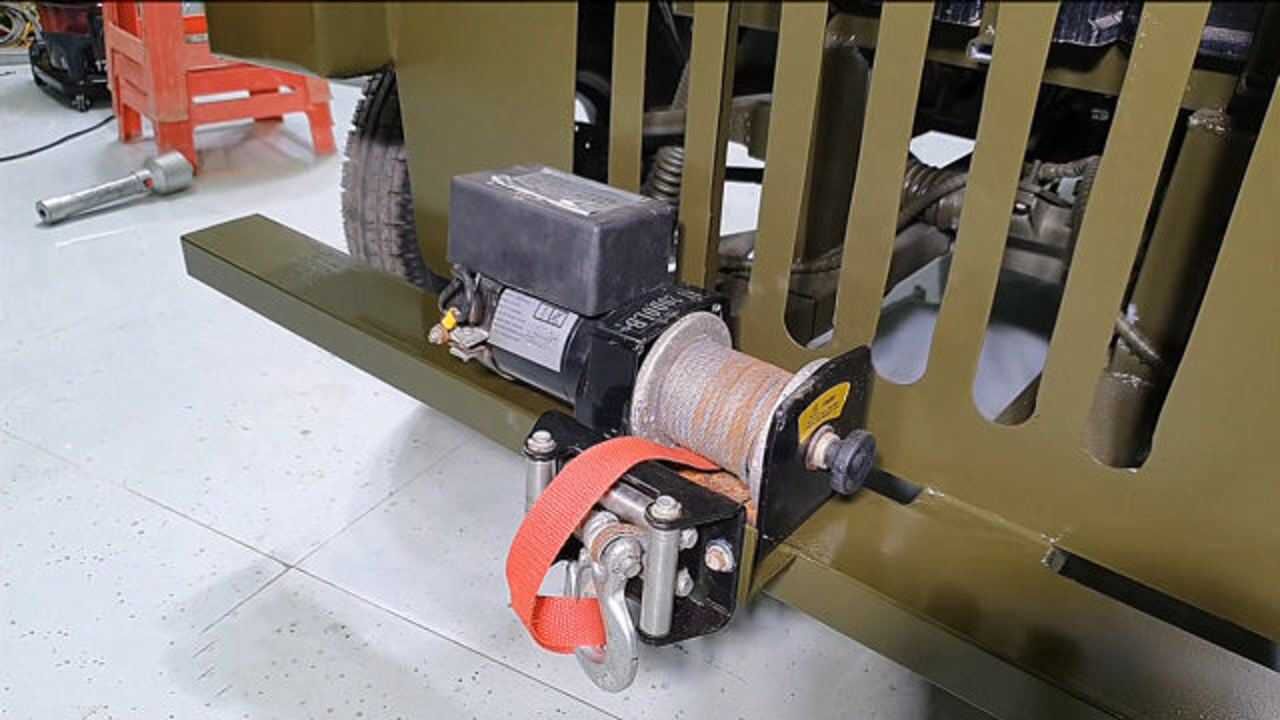 自制的迷你吉普车装上电动绞盘山上一试乐坏了这效果无敌了