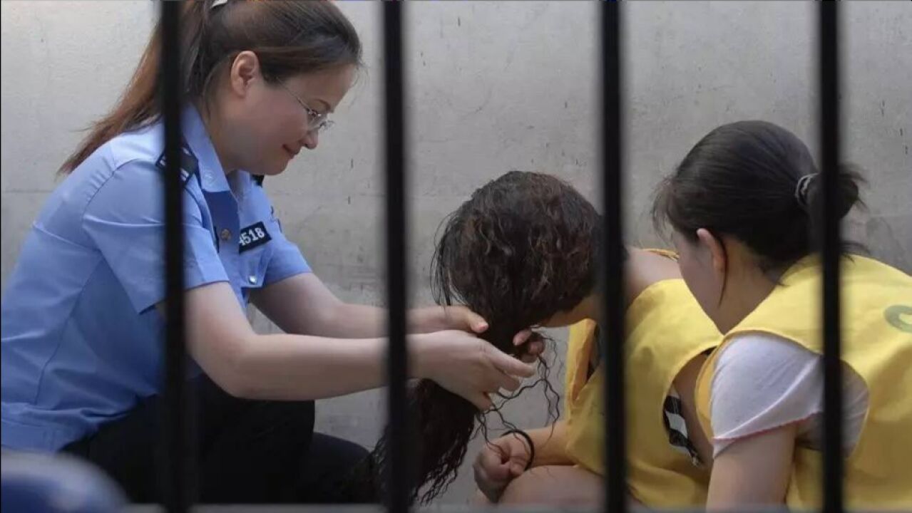 女犯人戴着脚镣，是怎么换衣服的？美女囚犯不小心说漏嘴_高清1080P在线观看平台_腾讯视频