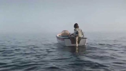 绝命孤帆1：男子独自航行在海上，碰到一艘游艇，上船后自己的船却不翼而飞