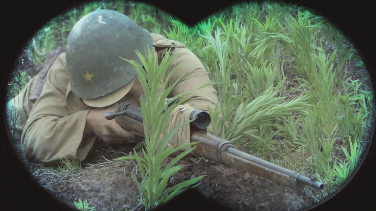 妹妹用望远镜,指挥姐姐用杆子枪杀敌,竟成功干掉鬼子狙击手