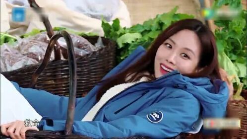 奔跑吧:李晨两只手拎起王霏霏,沙溢嫌弃王霏霏太胖被警告,霏霏太惨了