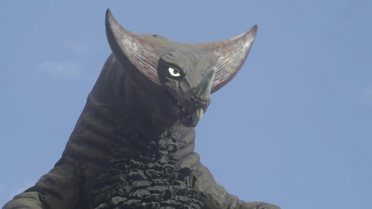 艾克斯正要发出奥特光线哥莫拉却自动解除了实体化