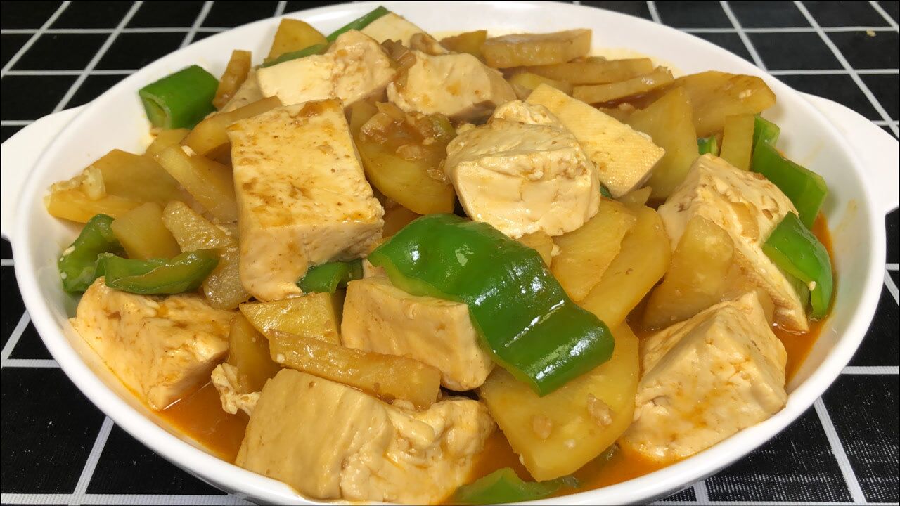 家常土豆炖豆腐太下饭了,做法简单,营养健康,上桌连汤汁都不剩