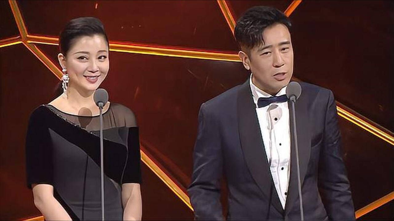 殷桃和于和伟作为颁奖嘉宾在台上聊嗨了主持人开奖吧两位