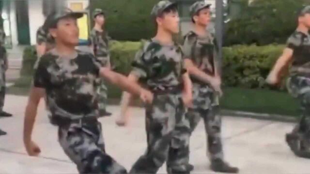 学校的军训,让我们学习学习踢正步