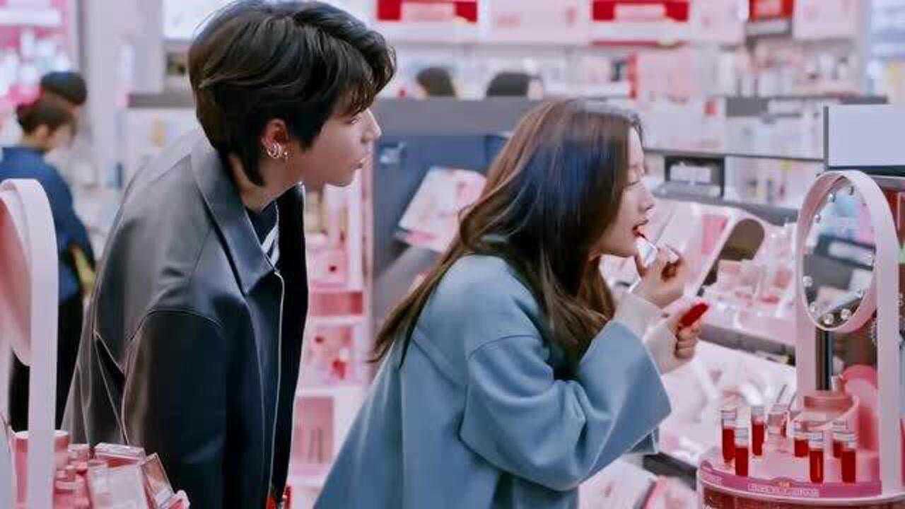 女神降临林周京为韩书俊涂口红画面太美校霸韩书俊心动了眼里都是女主