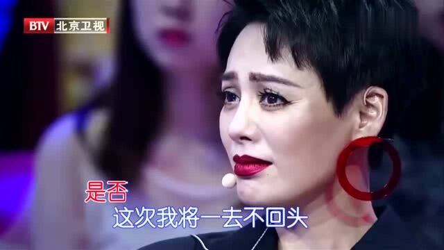 谭维维吴秀波对唱《是否》,话筒还能这样拿