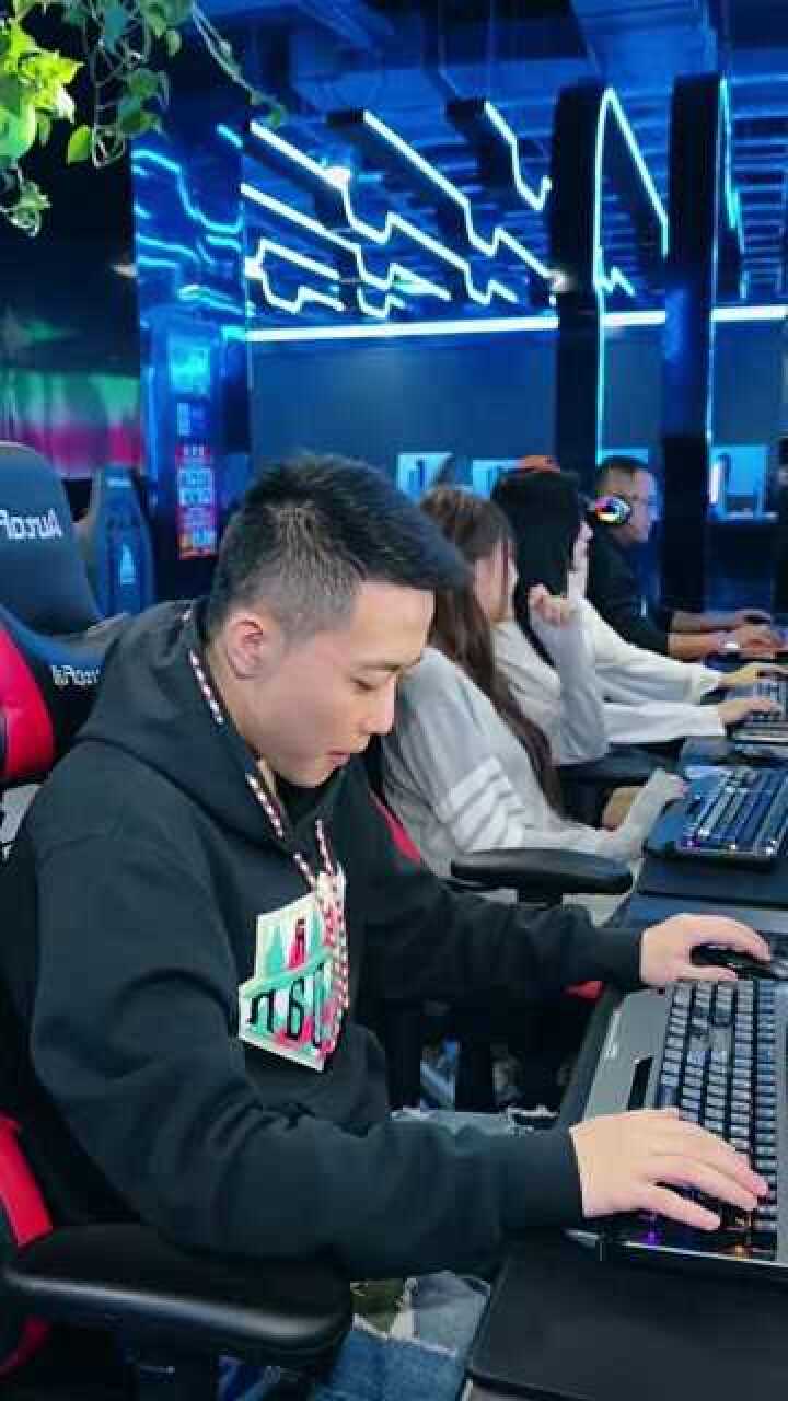 小熊浩浩长枪刺破云霞放下一生牵挂踏山河网吧唱歌