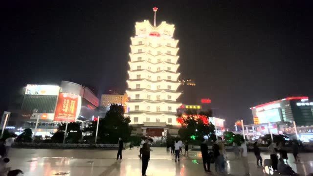 实拍郑州的地标建筑:二七纪念塔,经历百年的沧桑,晚上的夜景依然是这么美