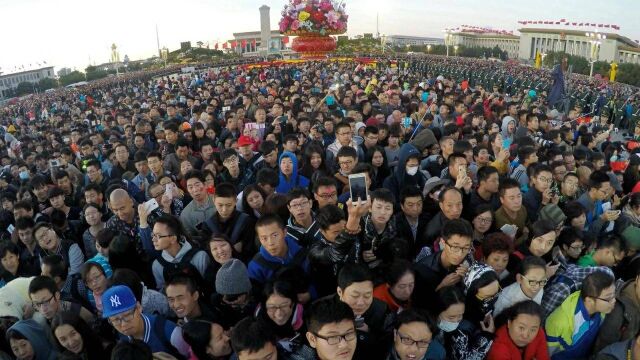 北京天安门,实拍今天下午6点举行降旗仪式,内心很震撼!