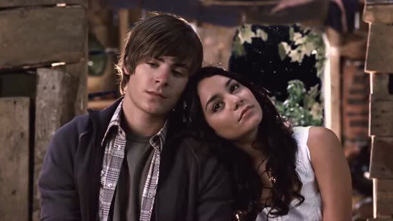 歌舞青春3小情侣爬上树屋谈情说爱,情不自禁地唱起歌来