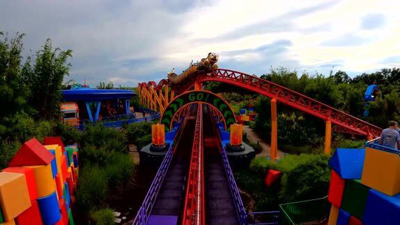 乘坐好莱坞影城迪士尼的弹簧狗过山车感觉是怎样?