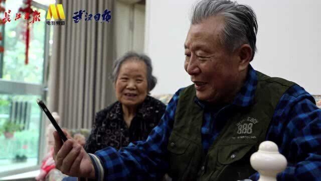 我们记录《武汉日夜》中那个乐观老人孟宪明,一天天变得更好