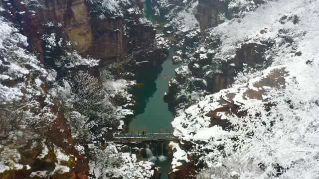 惊艳了春天!河南云台山迎来桃花雪,银装素裹似仙境