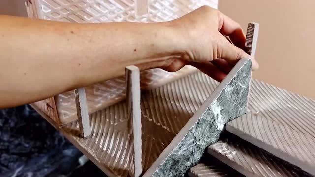 用瓷砖制作漂亮的鱼缸邻居看见了很羡慕每天都要喂鱼