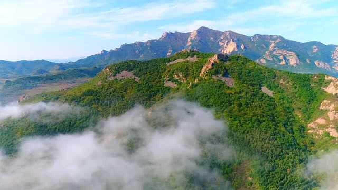巍峨高耸的燕山山脉被雾霭缠绕