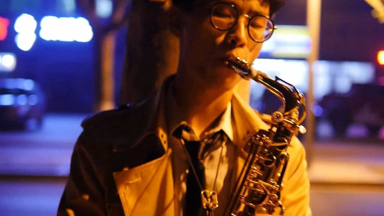 听哭了街头萨克斯悲伤演奏红色高跟鞋寂静的夜悲伤的歌