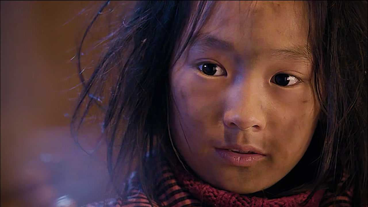 被拐女孩与乞丐相依为命最后乞丐拿出全部的积蓄送女孩上学