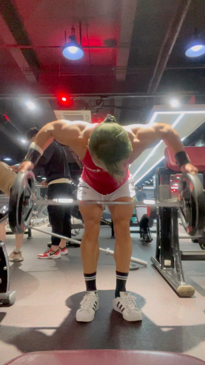 肩后束杠铃俯身提拉