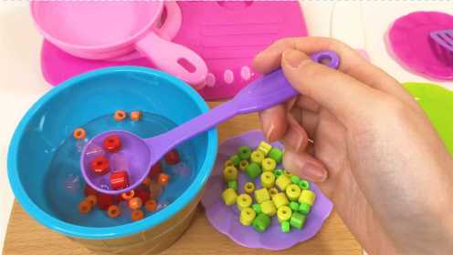 厨房过家家：用玩具制作美味海鲜汤和苦瓜炒蛋！