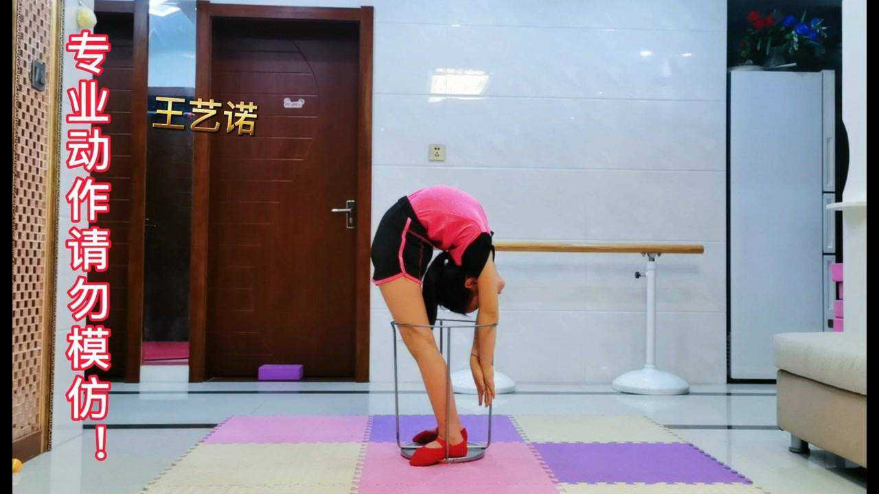 小姑娘在凳子里面下腰