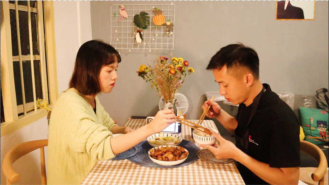95后小情侣勤俭节约过日子下班花20元做红烧肉日子简单且幸福