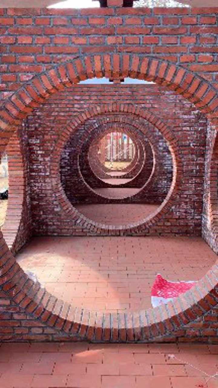 往里走,这红砖砌的太漂亮了!