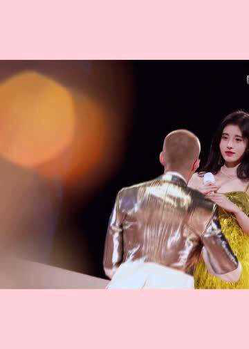 《创造营2021》三公舞台:米卡鞠婧祎牵手壁咚绅士跪 超甜互动名场面