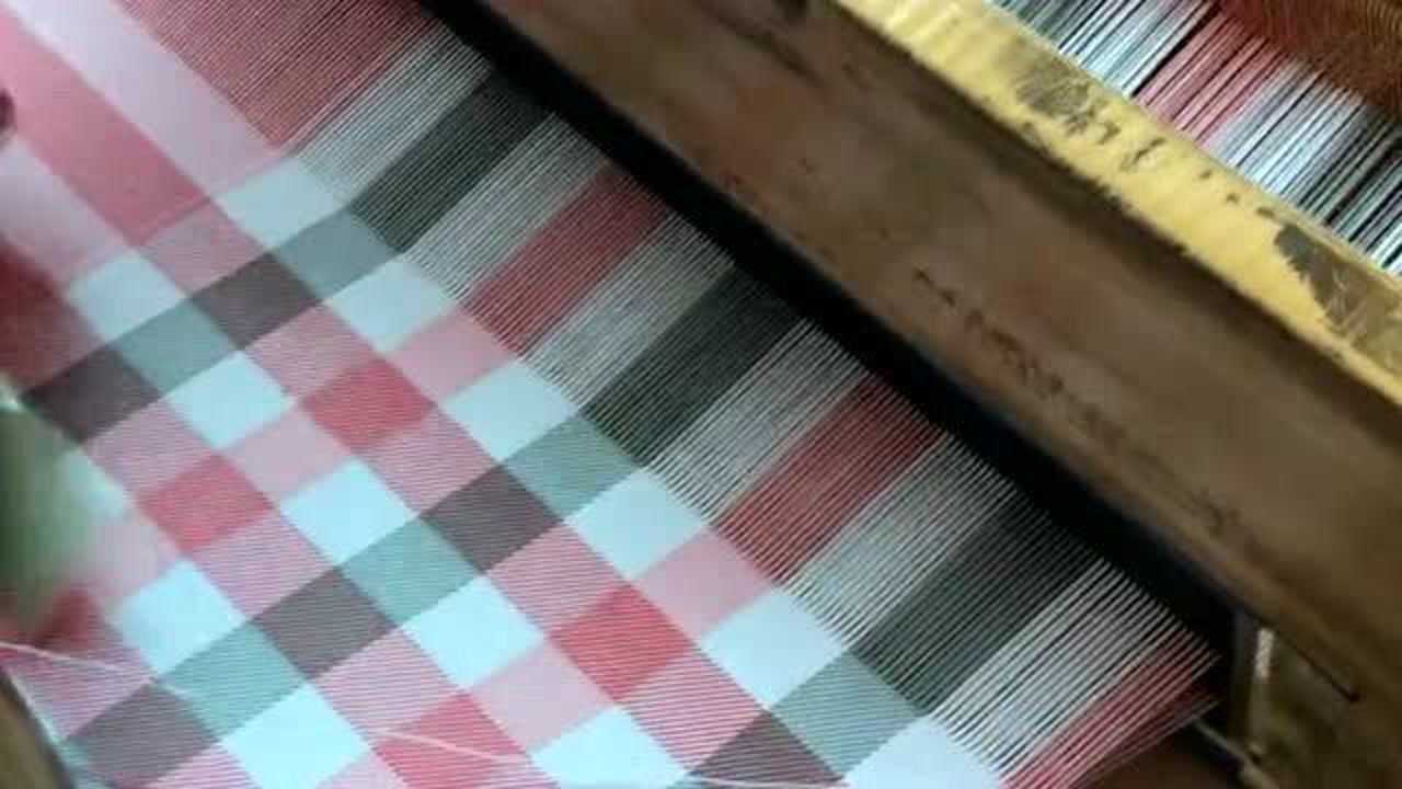 两把梭子交替着织布，纯手工的老粗布制作，现在的年轻人都不会做！_腾讯视频