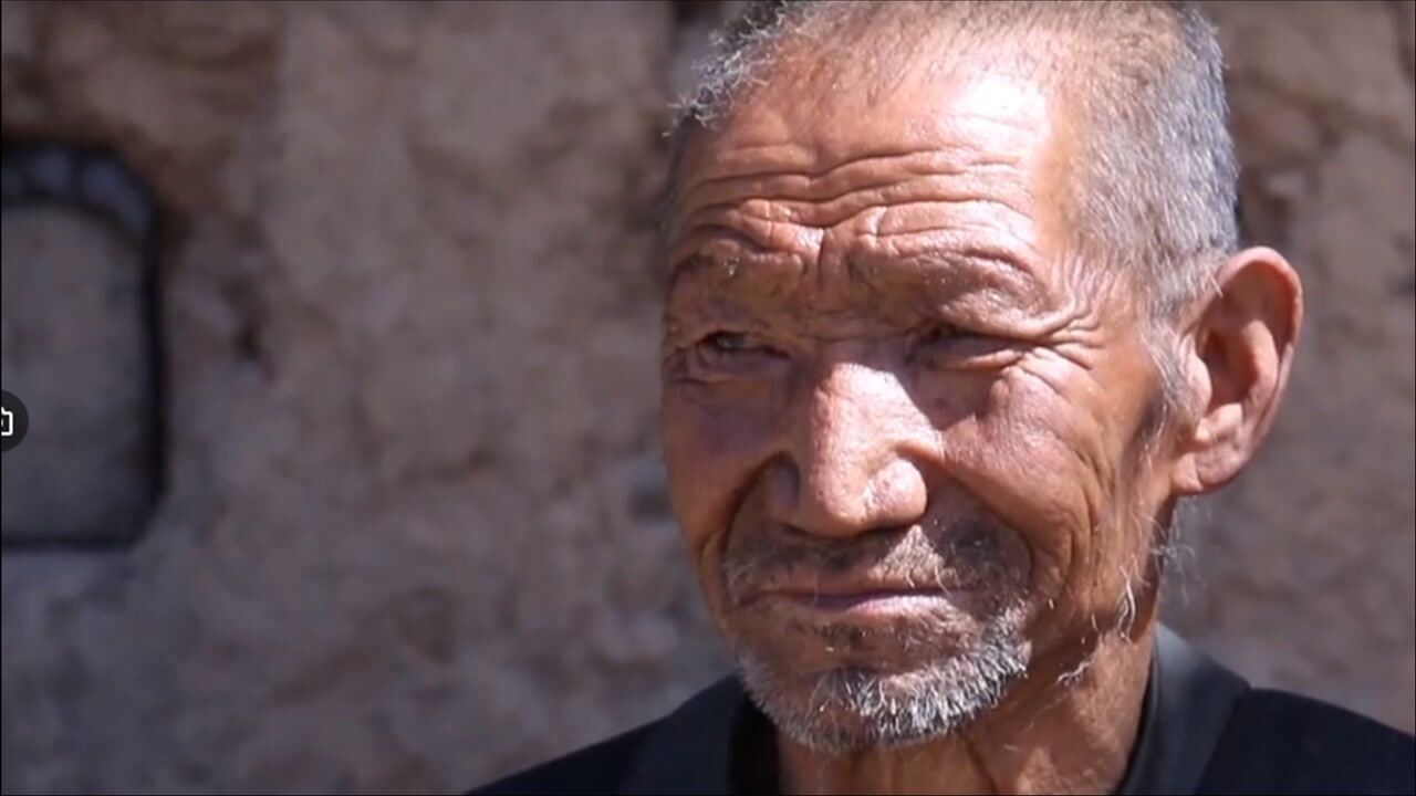 一位74岁孤寡老人的生活现状,甚至和羊一个碗吃饭,纪录片