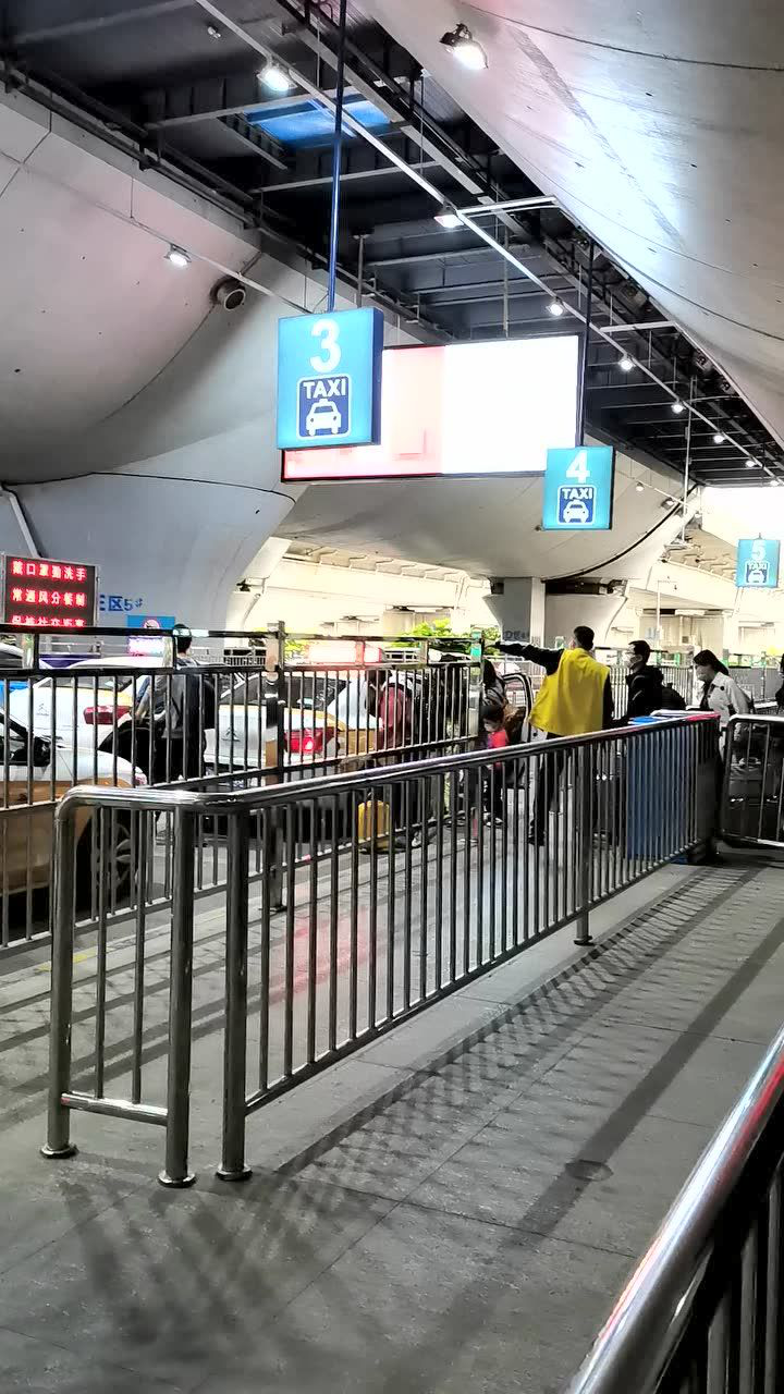 武汉火车站排队等出租车