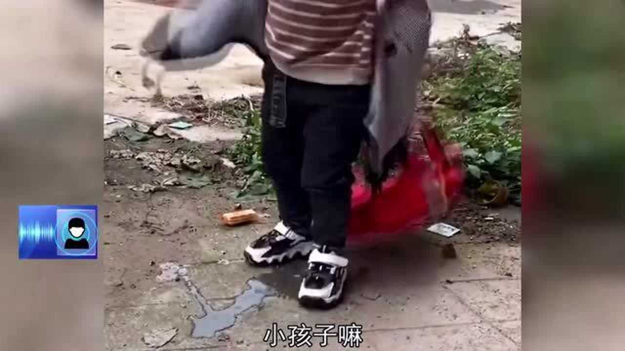 裤腰带不给力，尿急了解不开，尿完了也解开了，把孩子都急哭了_高清