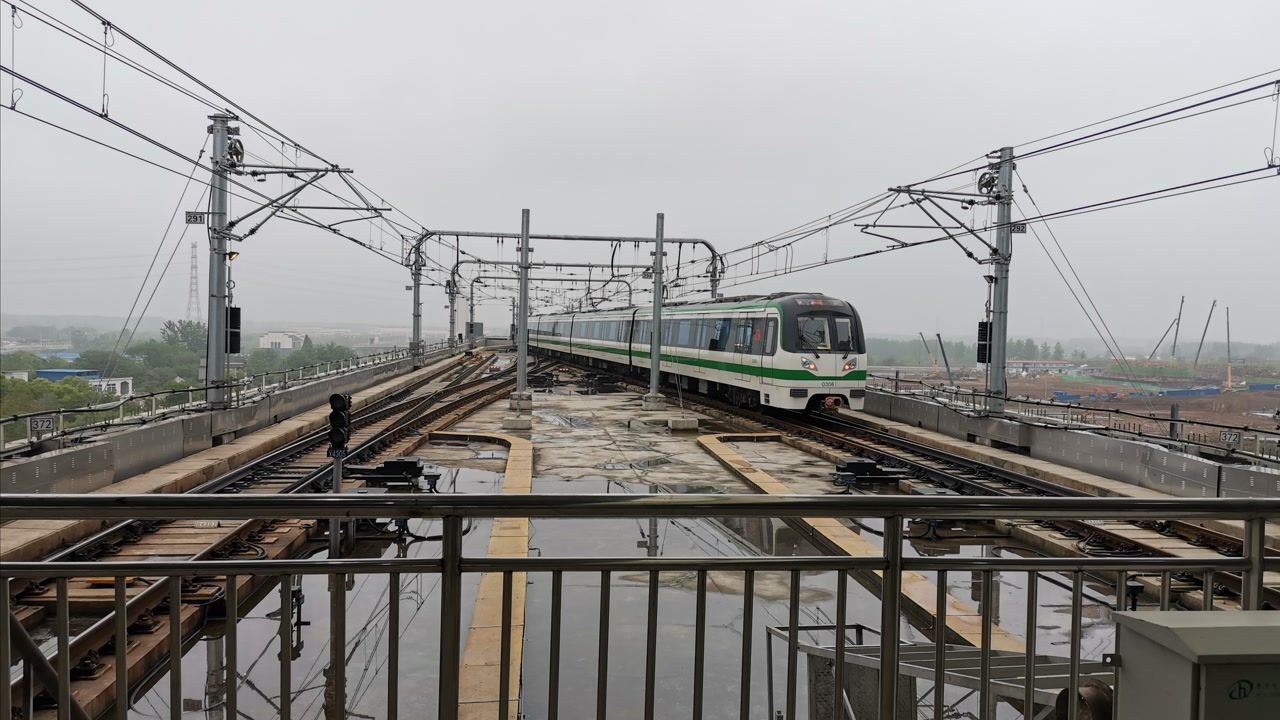 实拍地铁终点站调头画面第一次见这样的设计超出了我的想象
