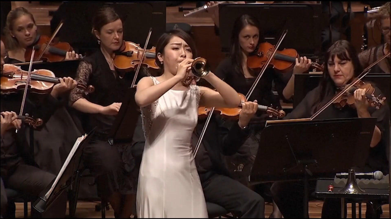 中国"唢呐女博士"!刘雯雯外国演奏《百鸟朝凤》,征服全场观众