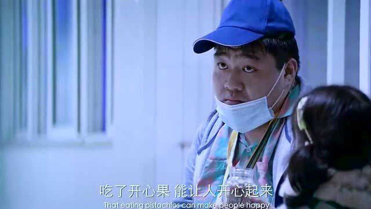 智商只有三岁的吴勇,隐藏自己的难过,为安慰失去父亲的叶楠,特地买了