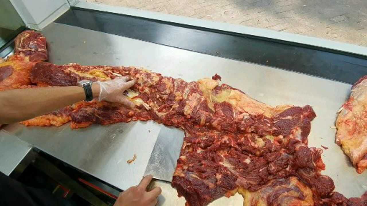 吊龙：俗称牛里脊，是依附在里脊外的一层肥瘦均匀的嫩肉。其特点是鲜甜而弹_高清
