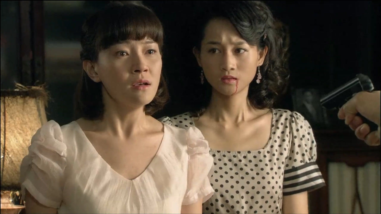 冷风暴:蓉蓉挡在欧阳倩身前,激怒汉奸养父,一枪打中她的心脏!