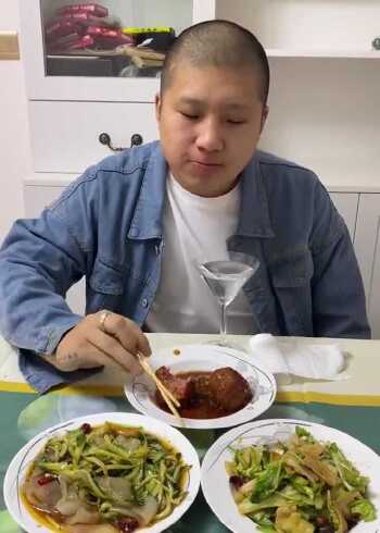 富豪吃饭从不吃主食,三个菜再配一杯白酒,这就是有钱人的生活