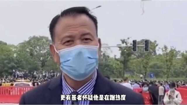 63岁影帝万梓良送别袁院士,首位到现场明星,却因表情被误解