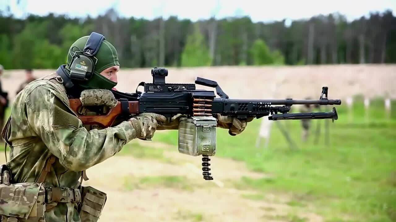俄罗斯特种部队机枪手全方位射击