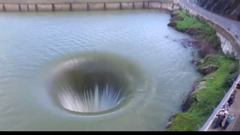 水坝泄洪道每秒排水1370立方米，隔着屏幕都会害怕，水去哪了