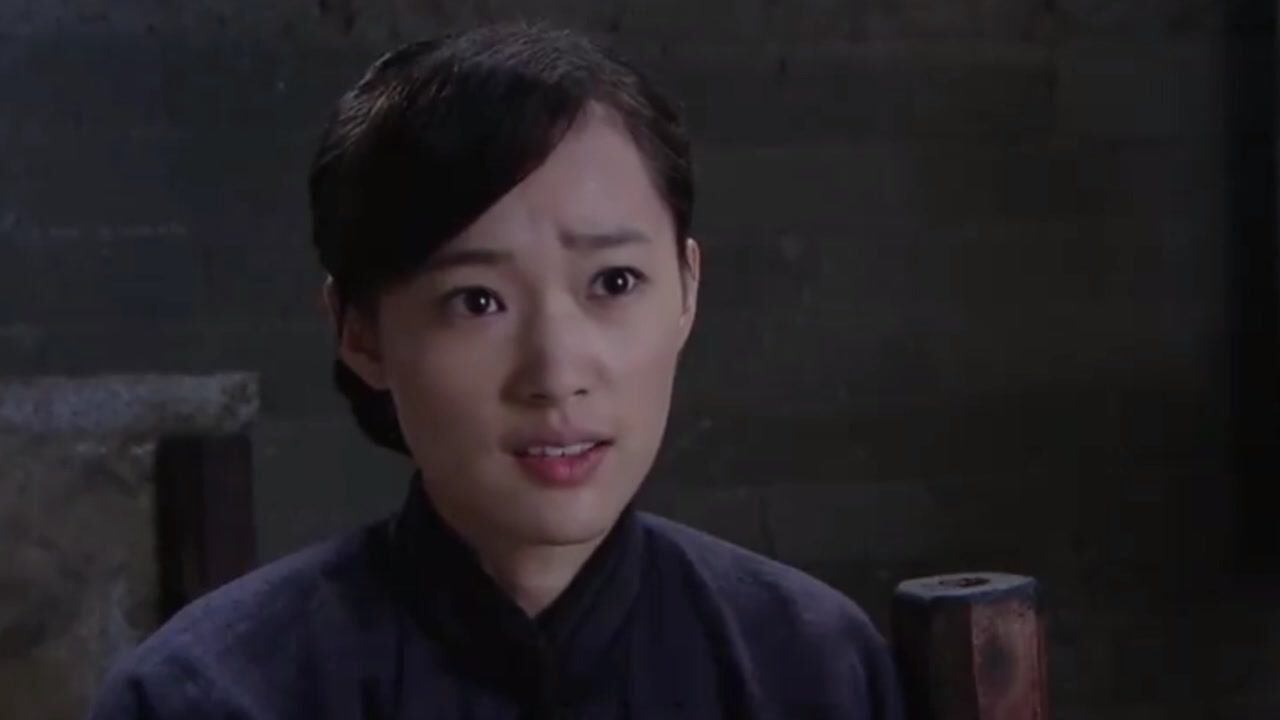 围屋里的桃花寡妇半夜到更夫房间掏出一封信原来关系不简单