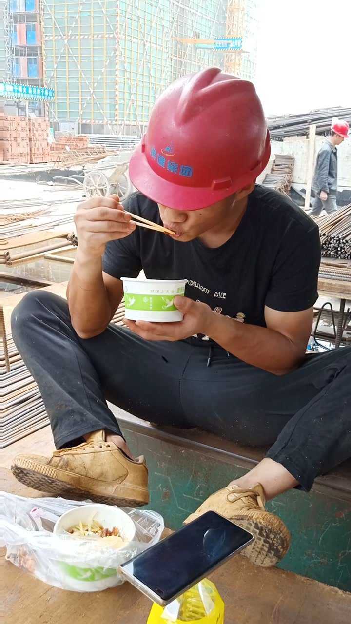 贵州90后小伙来工地干钢筋工,他为了彩礼钱,既吃这样的饭菜